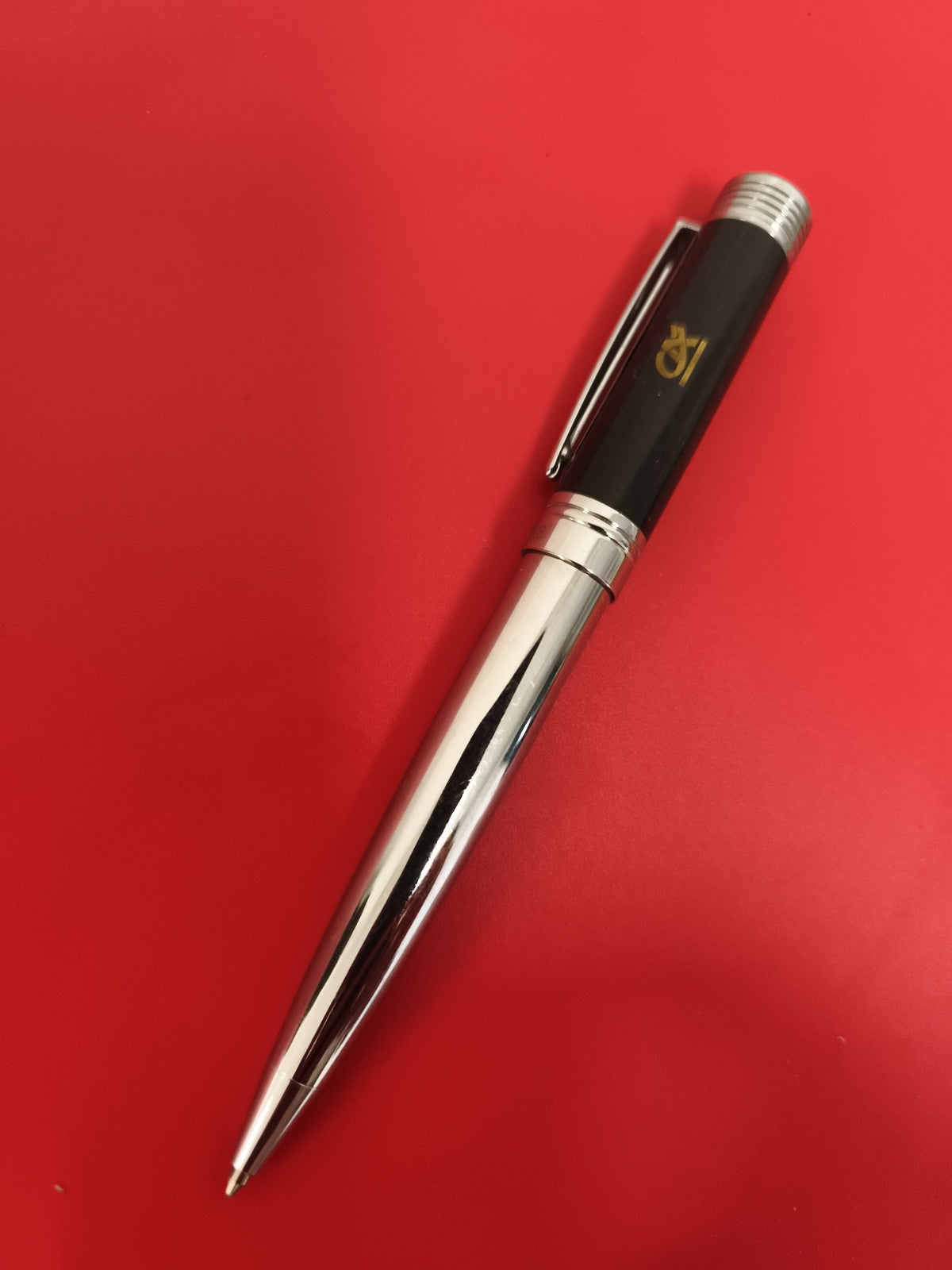 Stylo bille Cerruti ancien, finition chromée, logo doré Crédit Agricole