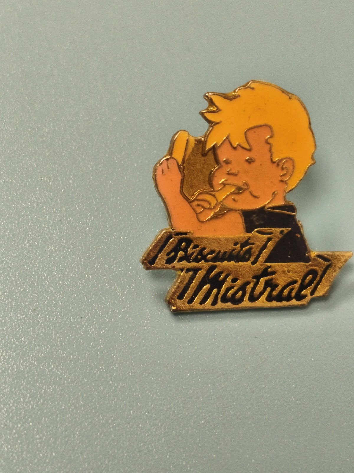 Vintage pin's Biscuits Mistral garçon dessin animé collection publicitaire