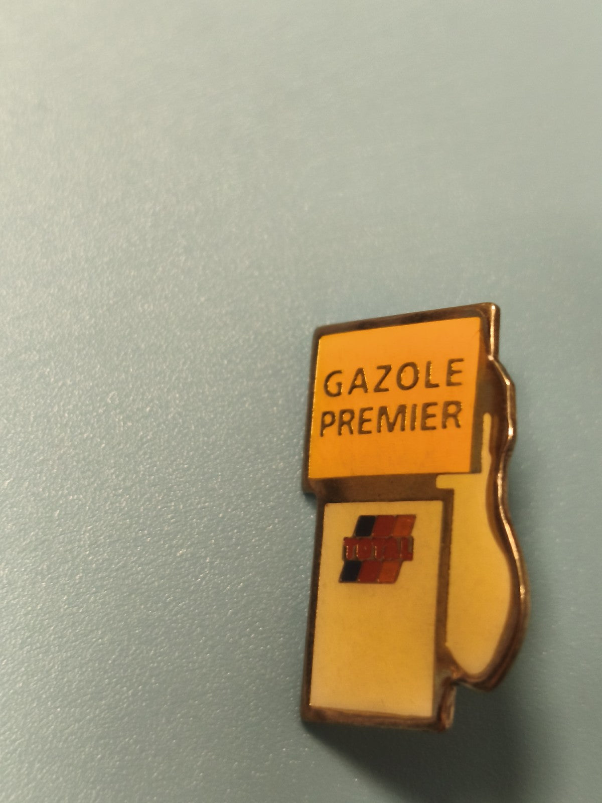 Vintage pin's TOTAL Gazole Premier forme pompe à essence jaune collection (ref 1