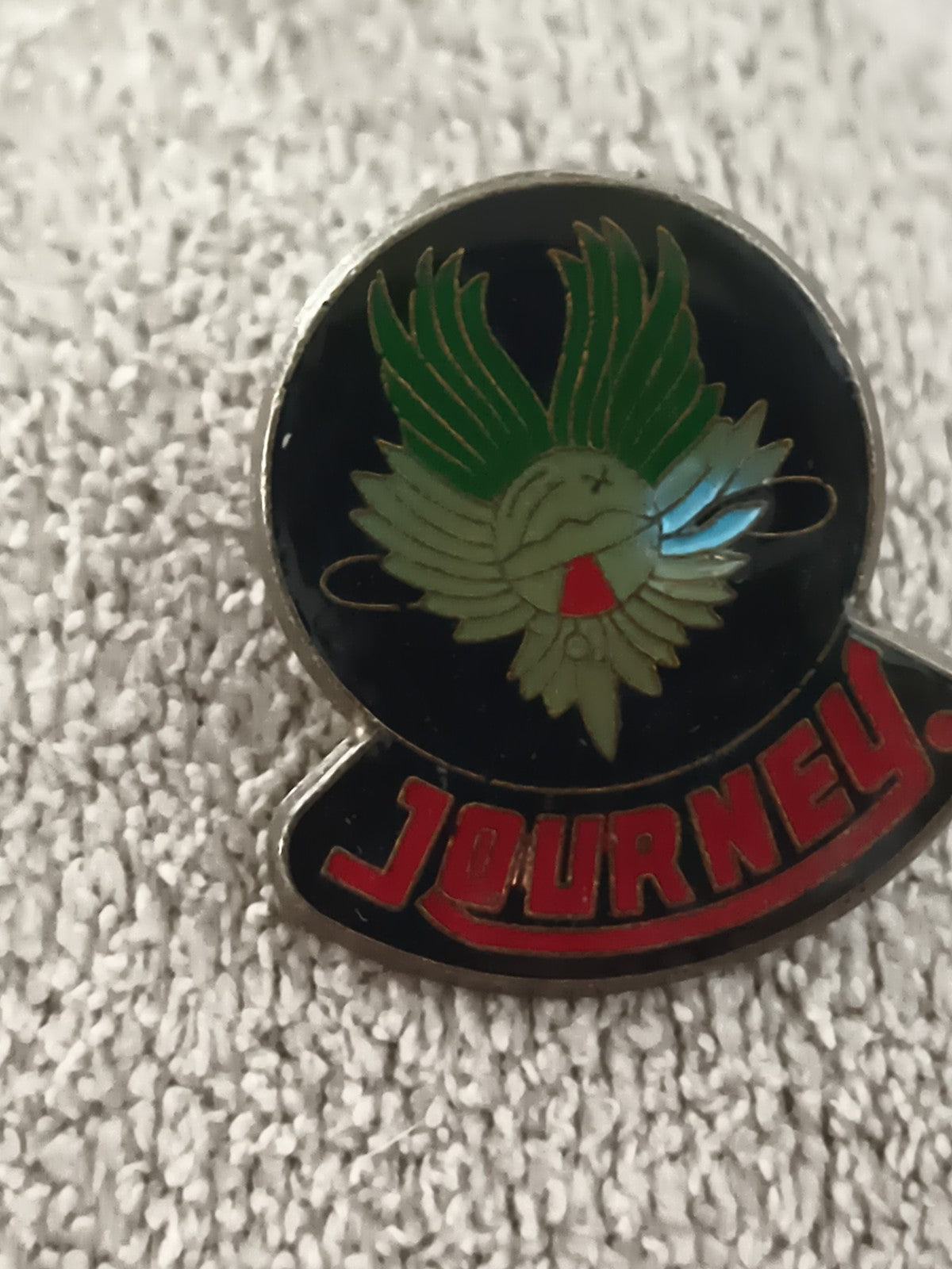 Pin's vintage Journey logo oiseau émaillé noir vert rouge rock années 80 (Ref 7)