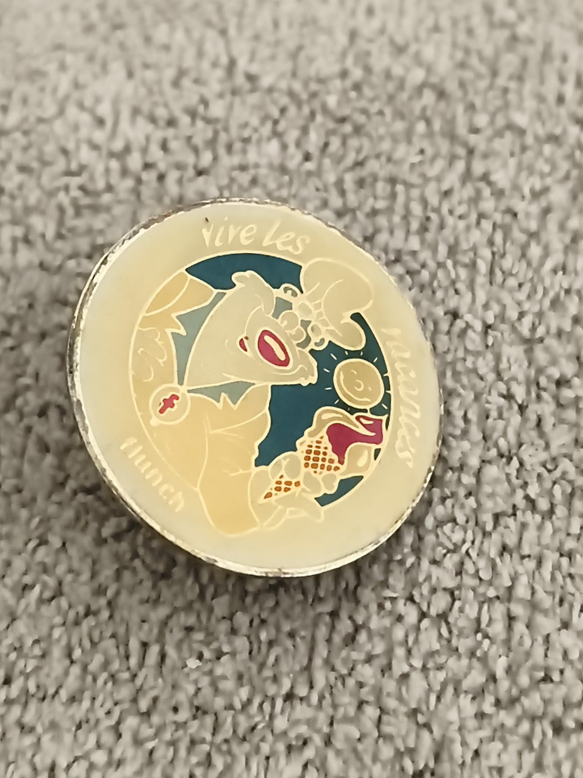 Pin's vintage Flunch "Vive les Menus" badge rond personnage humour (Ref 1)