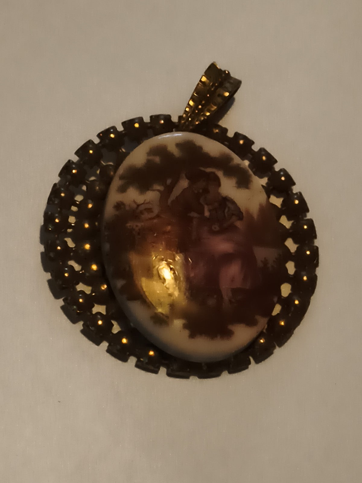 Pendentif ancien médaillon ovale décor pastoral, monture ajourée vintage