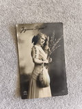 CPA Joyeuses Pâques femme lapin bouquet style début XXe H. Erkesel
