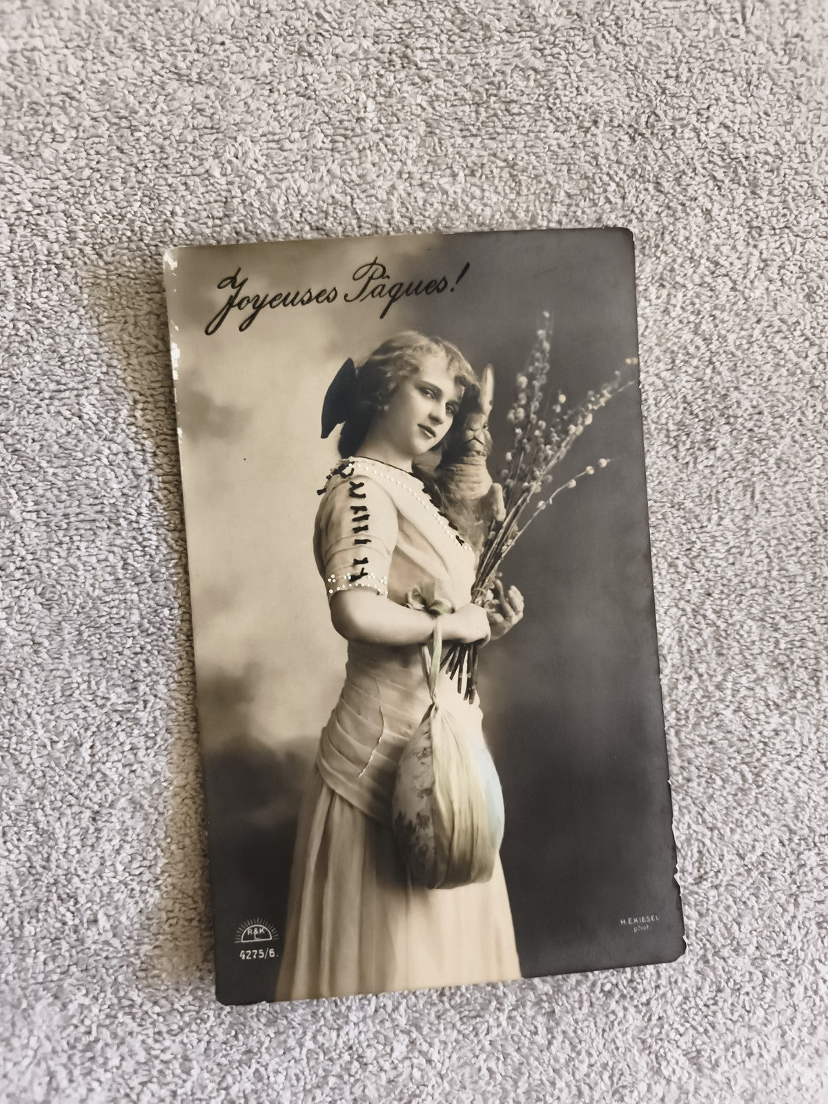 CPA Joyeuses Pâques femme lapin bouquet style début XXe H. Erkesel