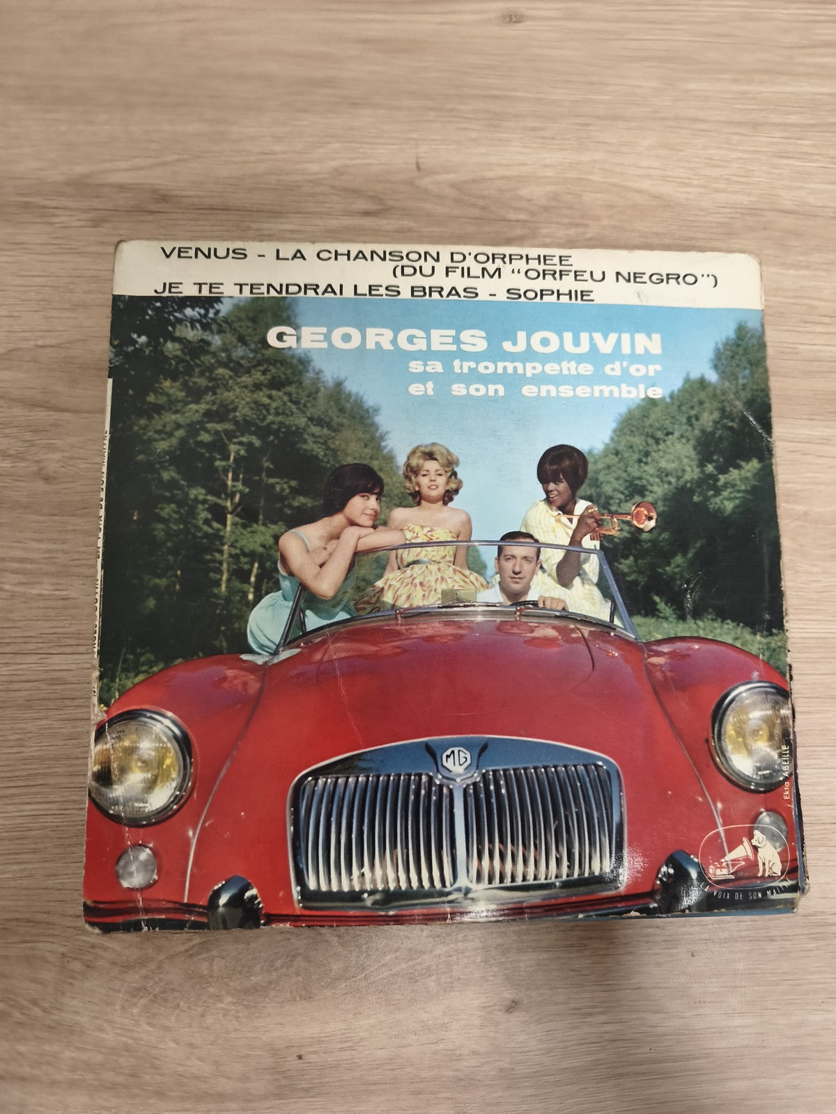 Vinyle 45T Georges Jouvin ? Sa trompette d?or, pochette voiture rouge, Orfeu Neg