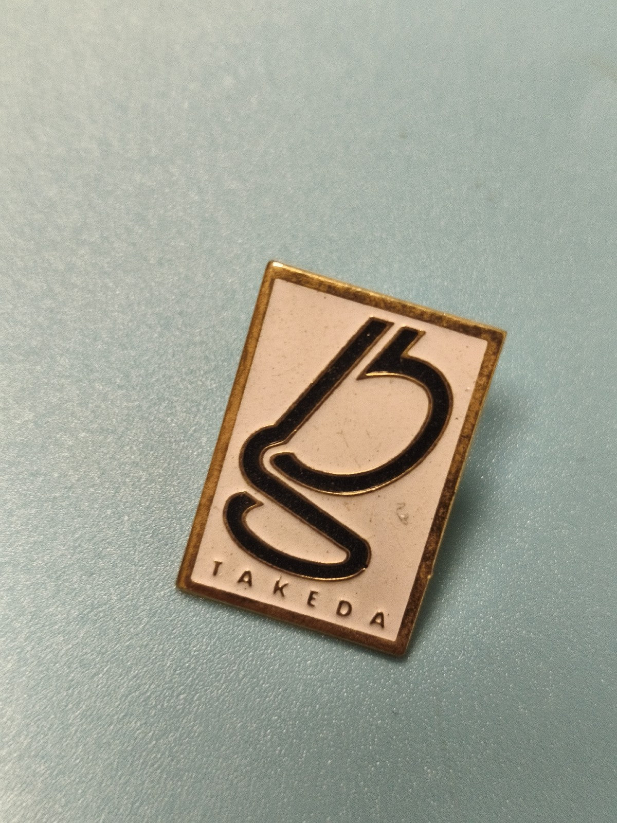 Vintage pin's Takeda logo rectangulaire émaillé ancien collection (Ref 16)