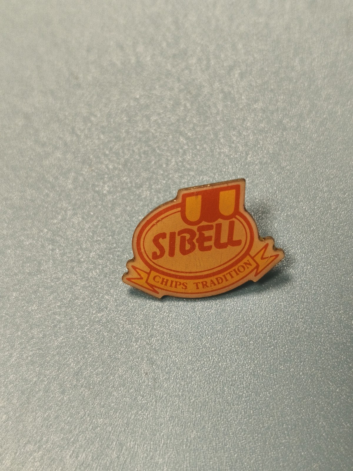 Vintage pin's publicitaire Sibell chips tradition logo rouge jaune collection