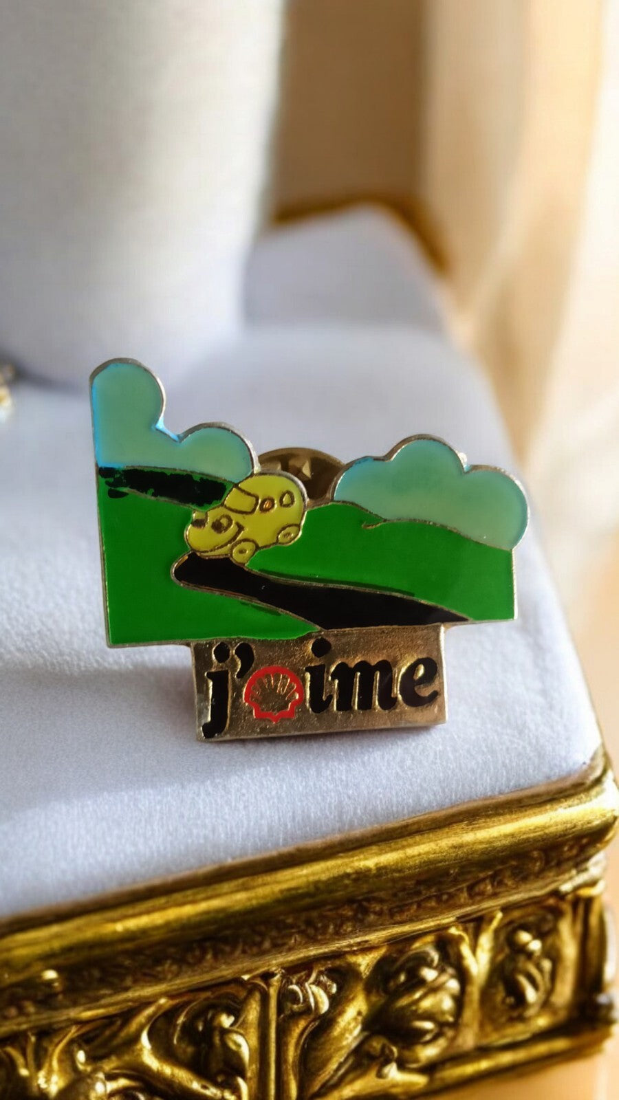 Pin's vintage ELF J'aime voiture jaune rétro années 80 émaillé Shell