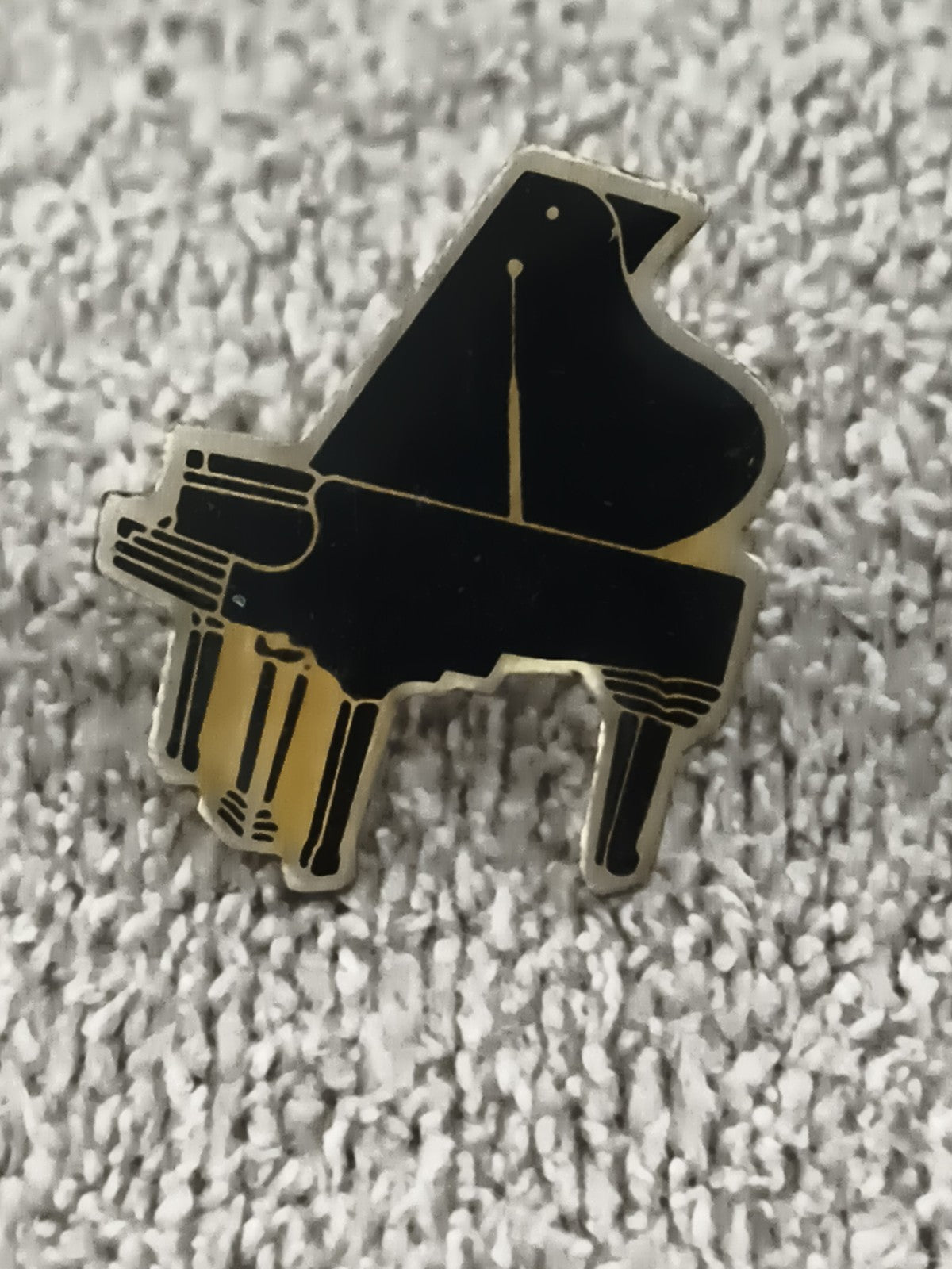 Pin's vintage piano à queue noir doré, badge rétro musique (Ref 7)