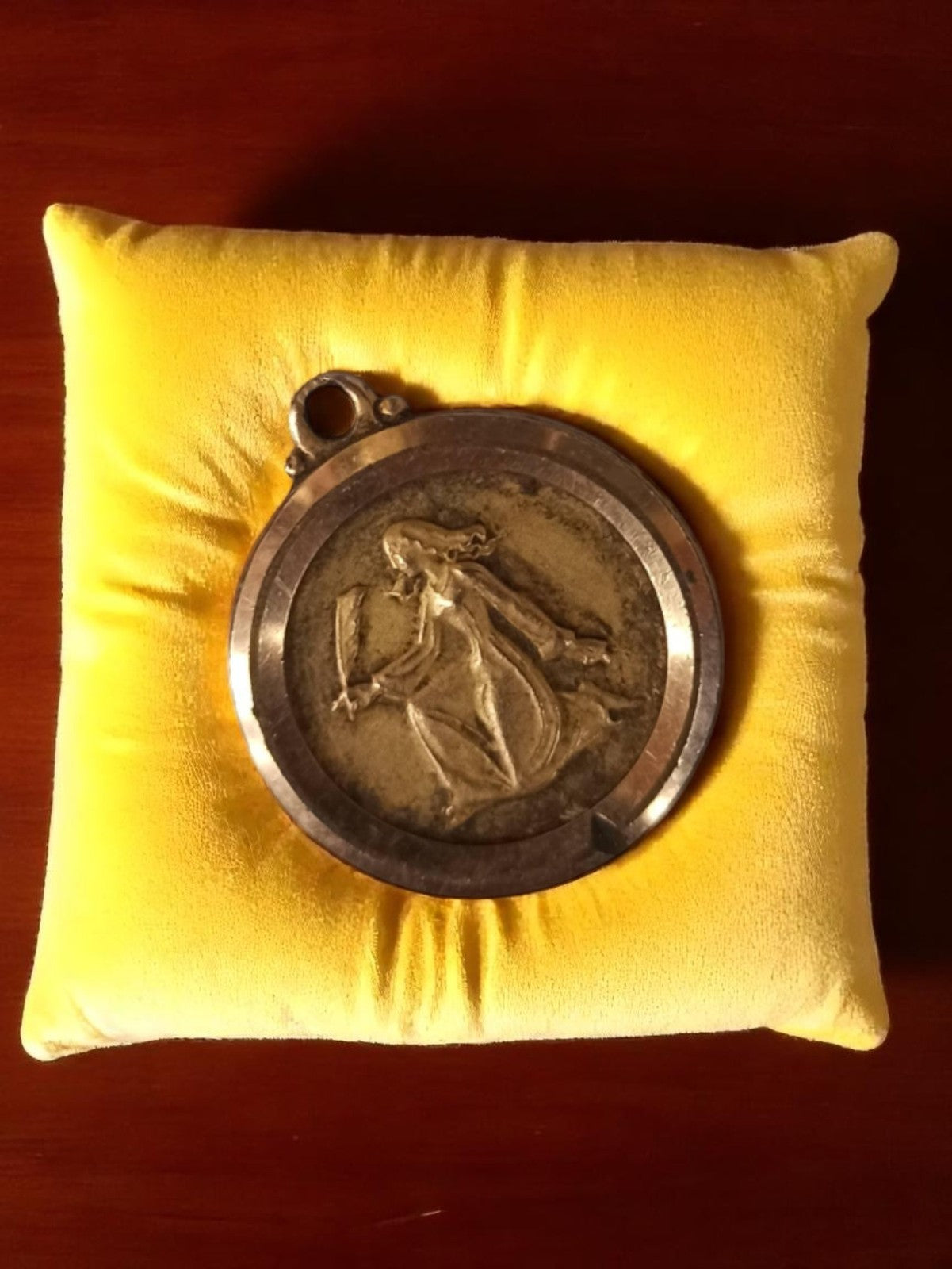 Médaille religieuse vintage femme auréolée finition métal, pendentif ancien