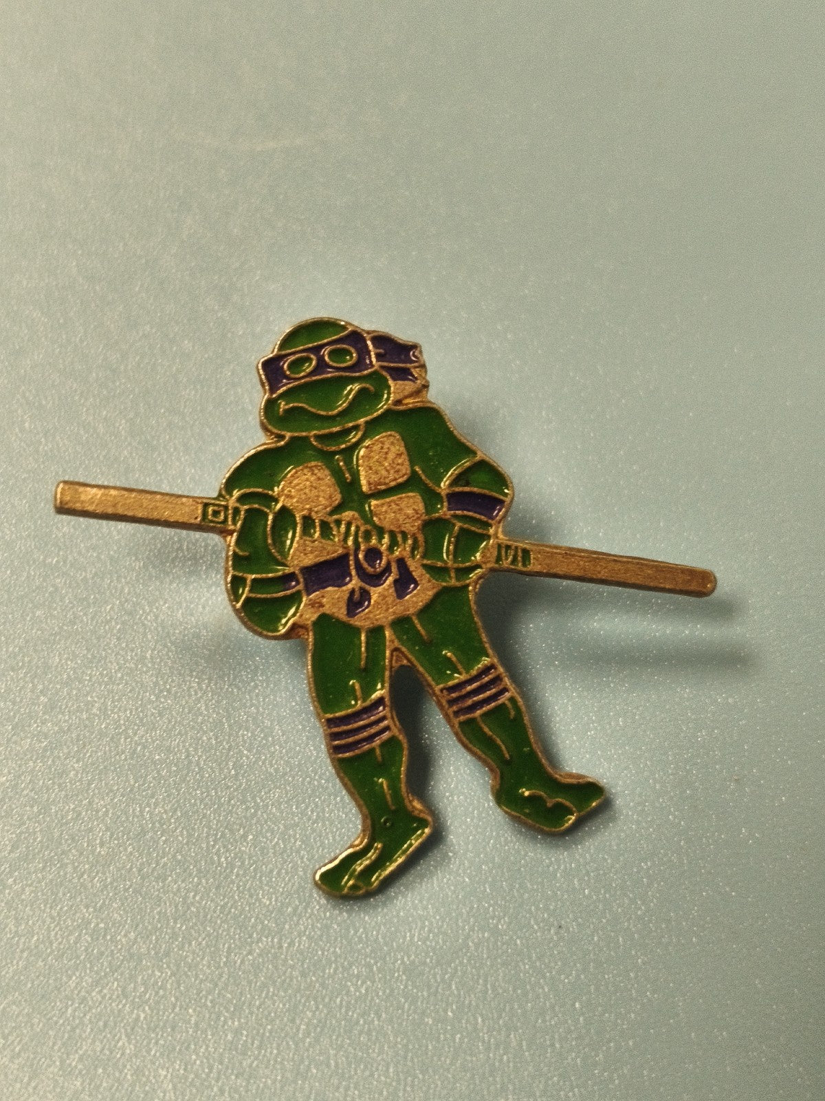 Vintage pin's Tortue Ninja vert, personnage avec bandeau violet, collection rétr