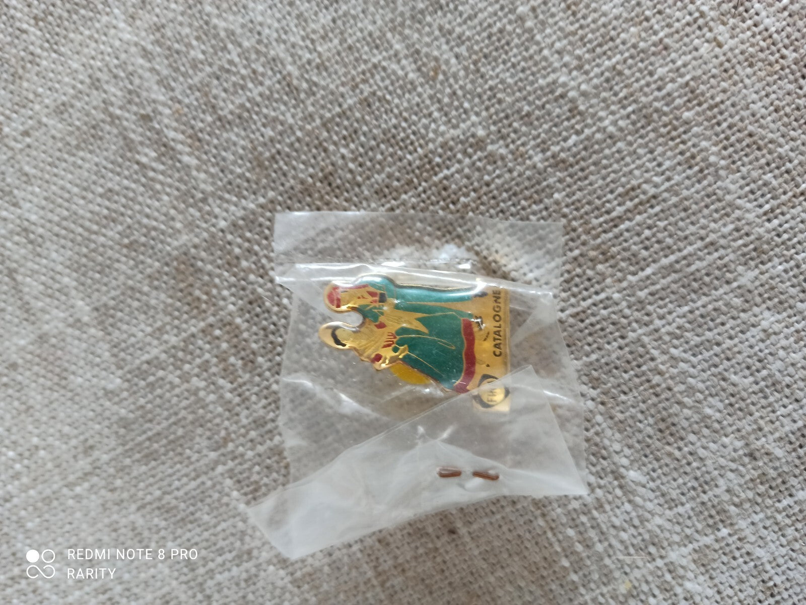 Pin's vintage Catalogne émaillé ? souvenir catalan, costume traditionnel