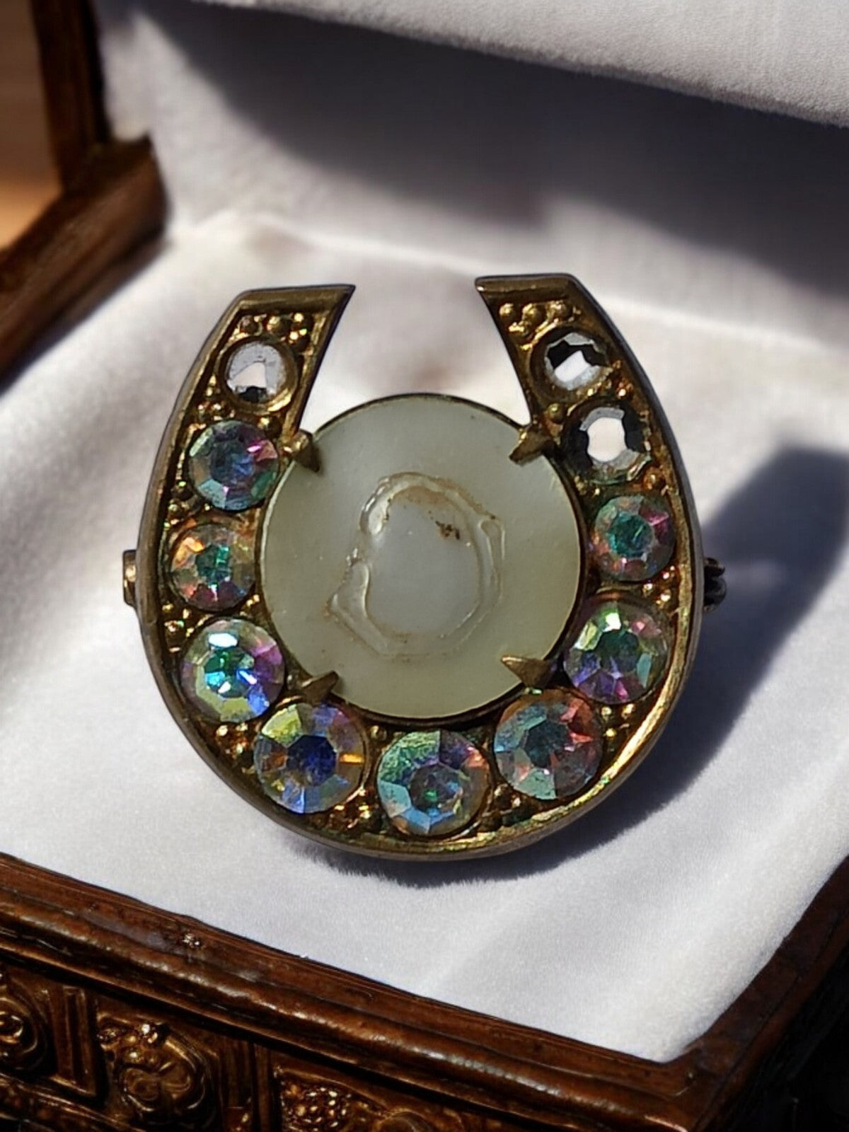 Broche fer à cheval strass multicolore camée central fantaisie Vintah bijou