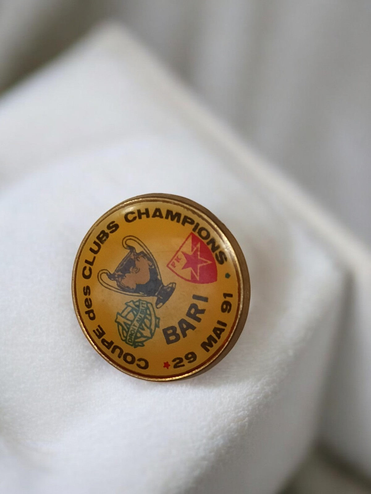 Pin's vintage OM Coupe des Clubs Champions 1991 Bari badge Olympique de Marseill