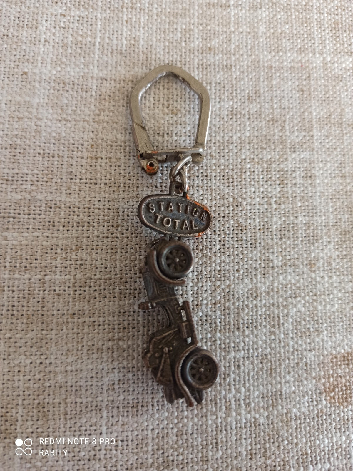 Porte-clés vintage voiture ancienne SCHULER DARLING métal, garage Total