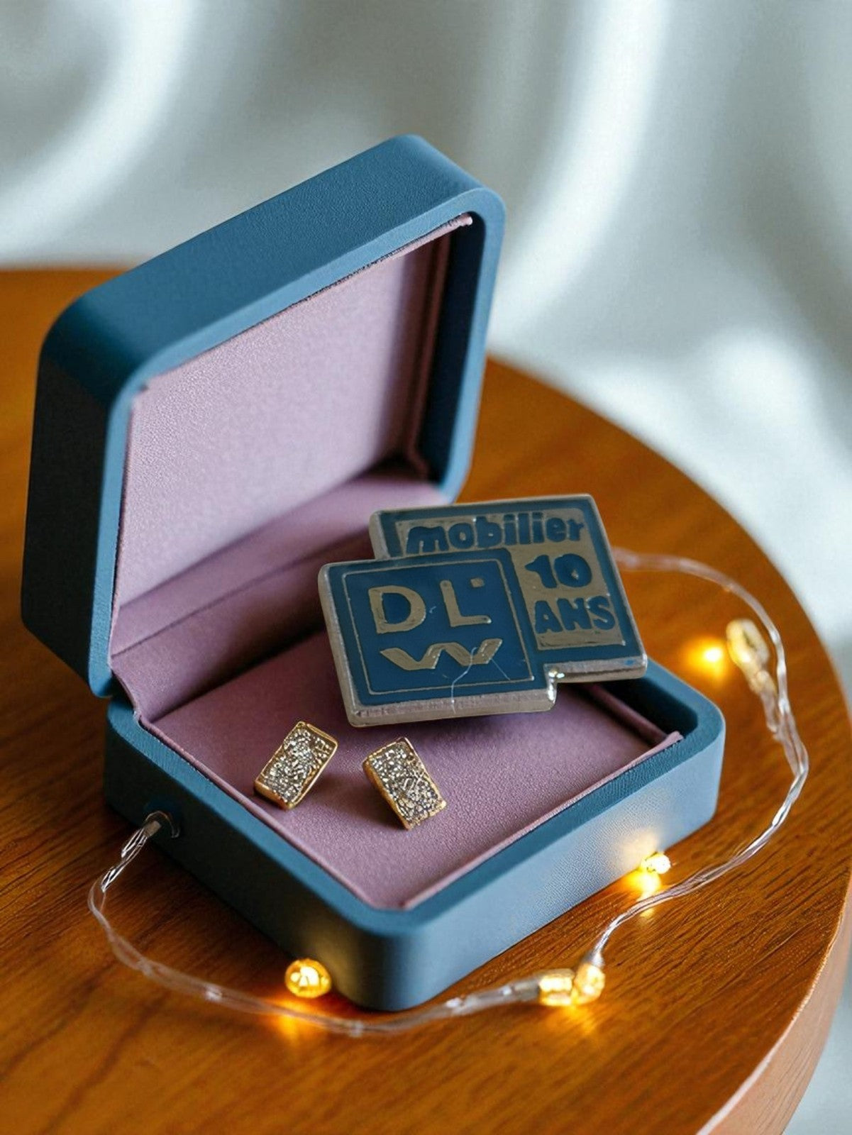 Pin's publicitaire DLW 10 ans émail bleu vintage rétro badge