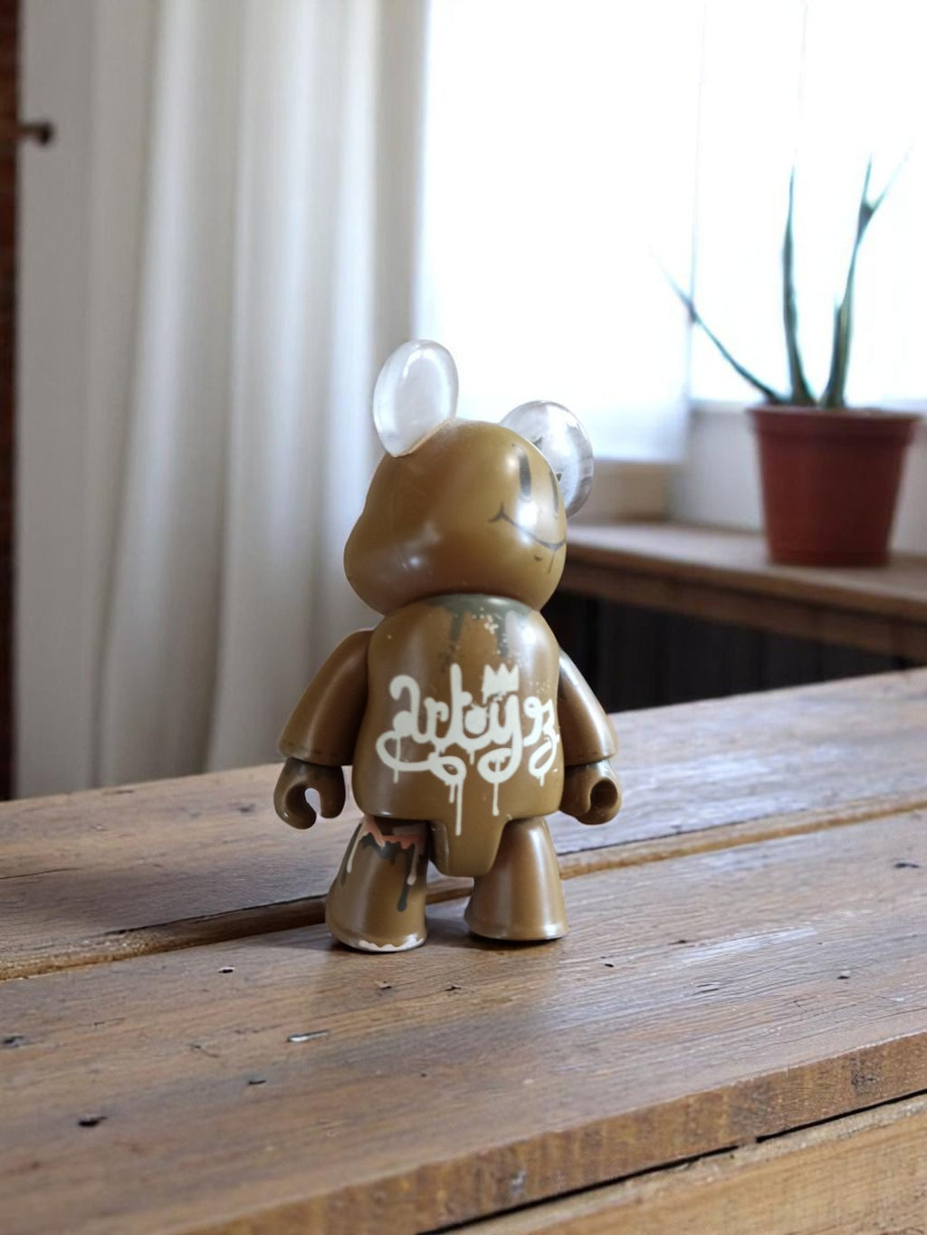 Figurine Qee Artoyz 1 design urbain marron motif 3 oreilles transparentes