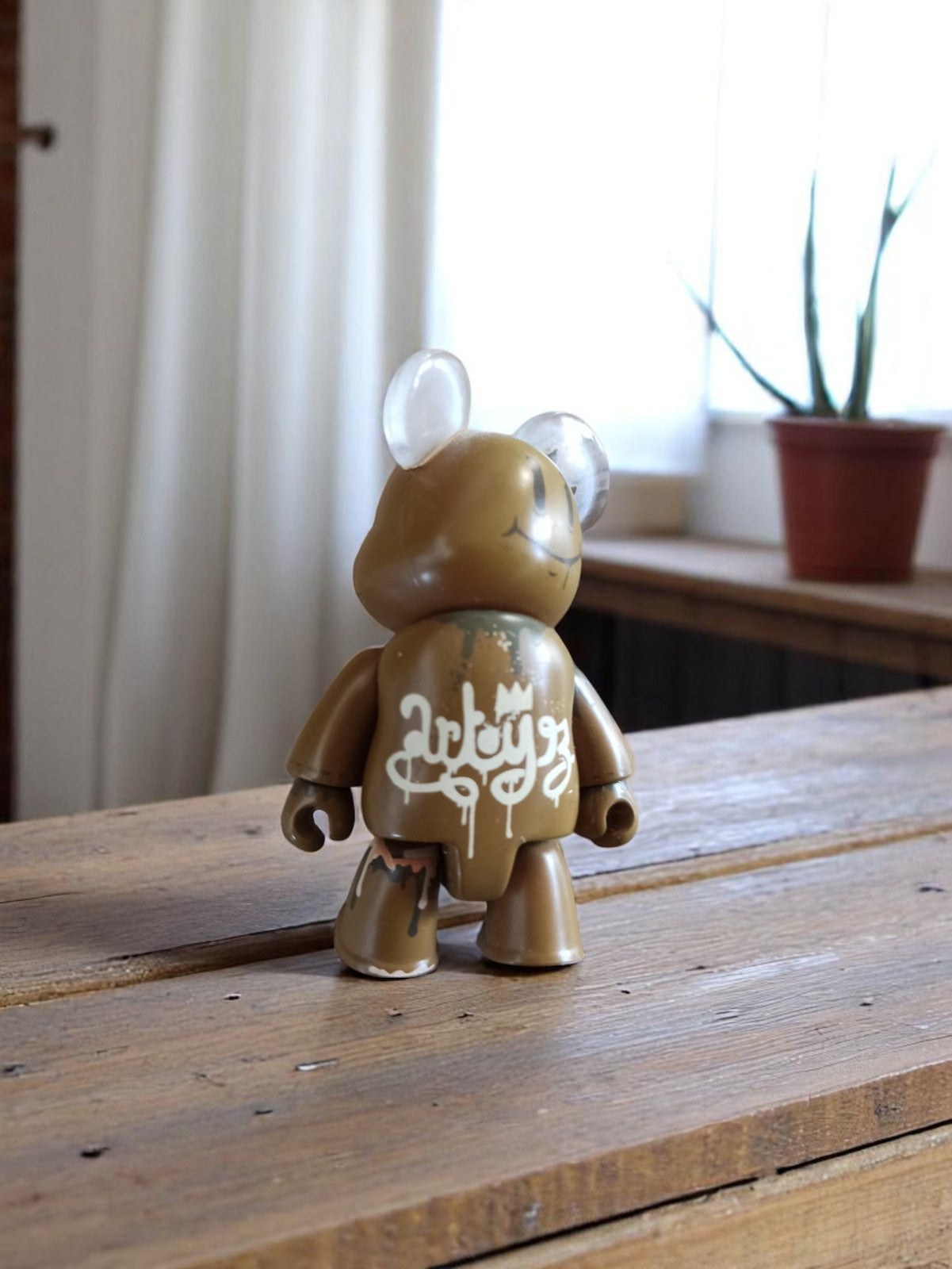 Figurine Qee Artoyz 1 design urbain marron motif 3 oreilles transparentes