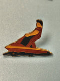 Vintage pin's jet ski émaillé, silhouette rouge et jaune, collection sport nauti