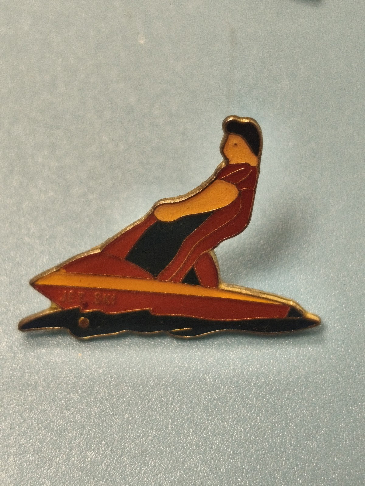 Vintage pin's jet ski émaillé, silhouette rouge et jaune, collection sport nauti