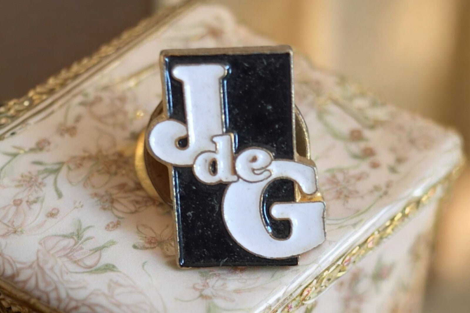 Pin's vintage J de G édition limitée, émaillé noir et blanc, badge rétro