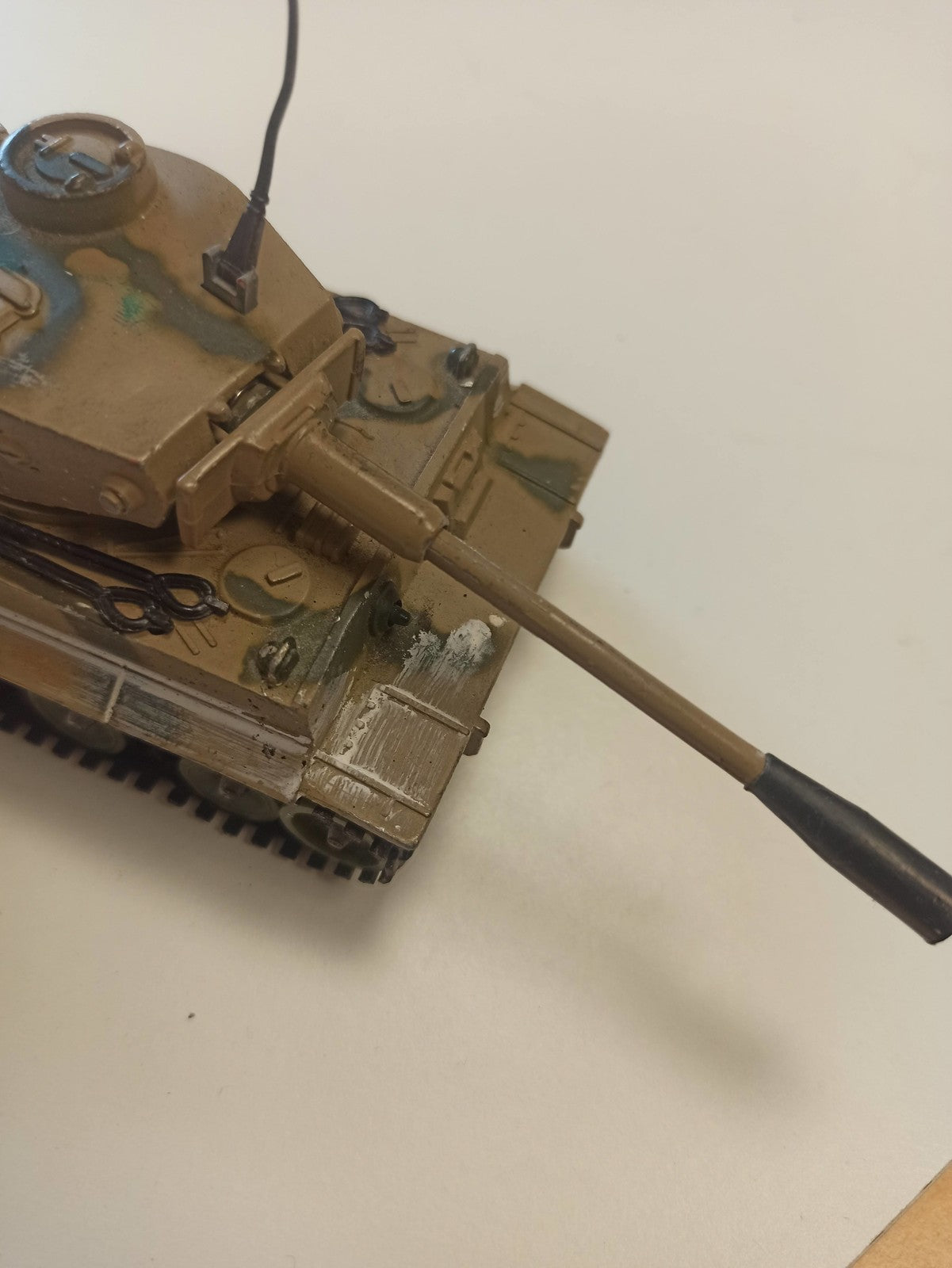 Char militaire Corgi Toys ancien, tank vintage camouflage, jouet rétro