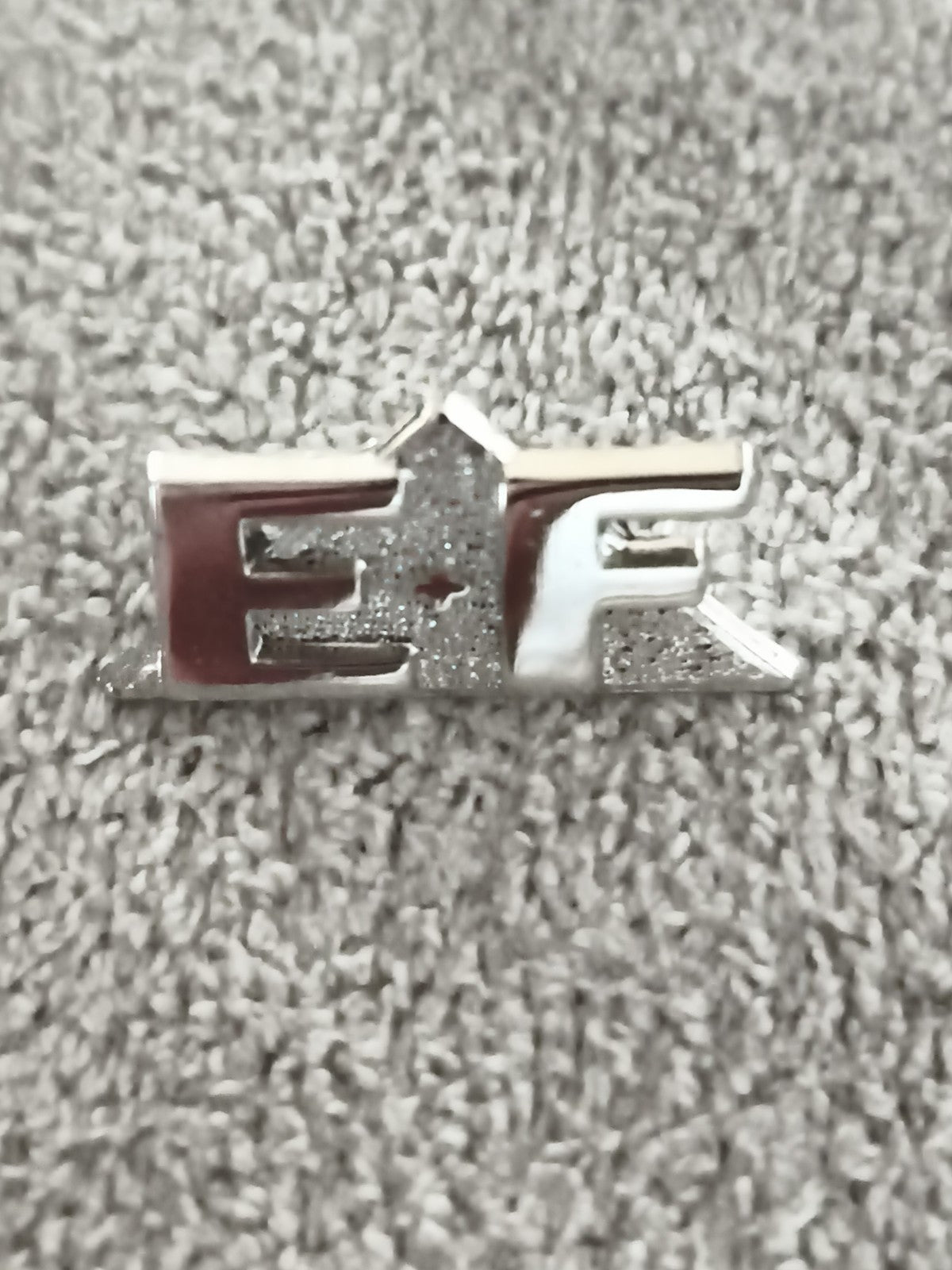 Pin's vintage EIE finition chromée logo stylisé ancien badge (Ref 10)