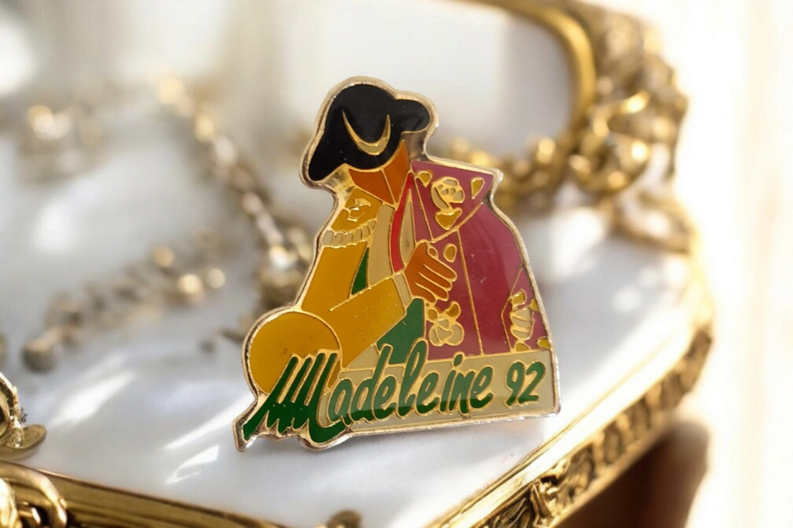 Broche pin's vintage Madeleine 92 émaillé doré costume rétro France