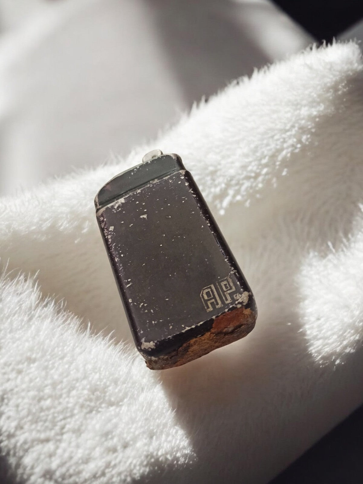 Briquet ancien AP vintage, finition sombre, objet rétro à restaurer, déco