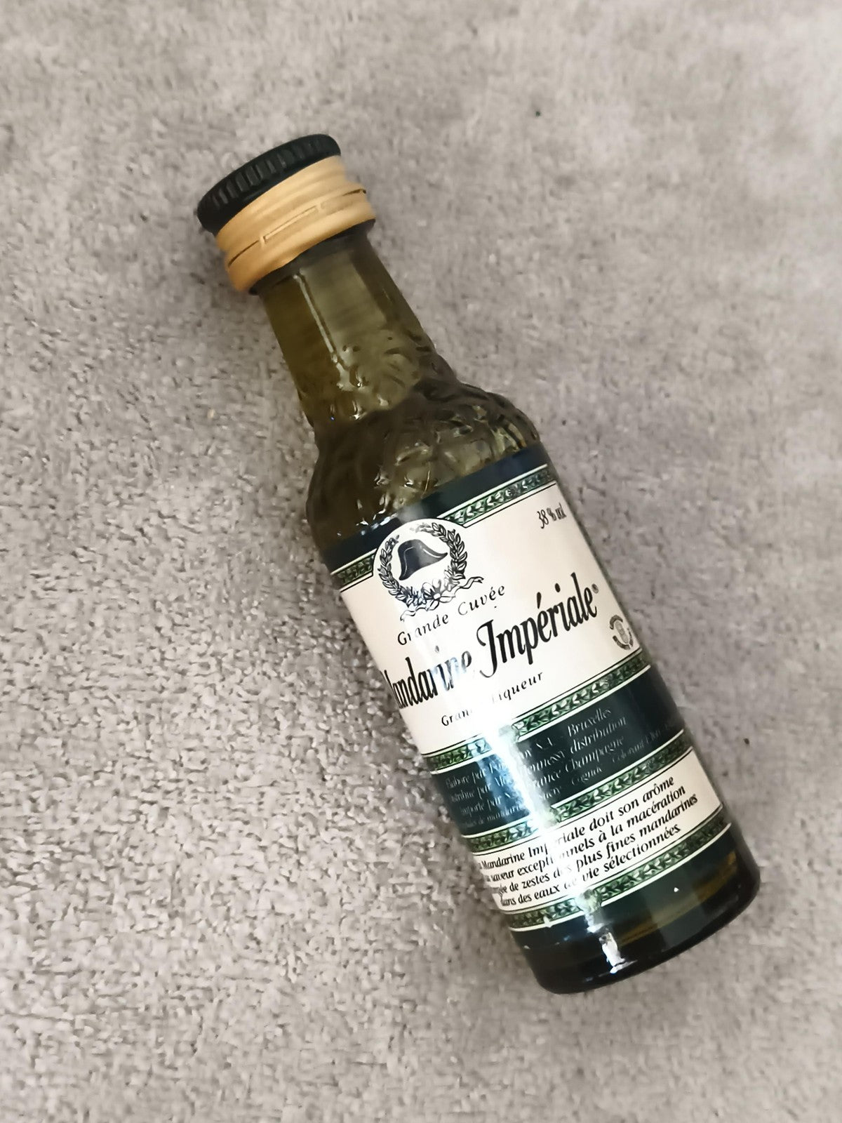 Miniature liqueur Mandarine Impériale Grande Cuvée bouteille verte partiellement