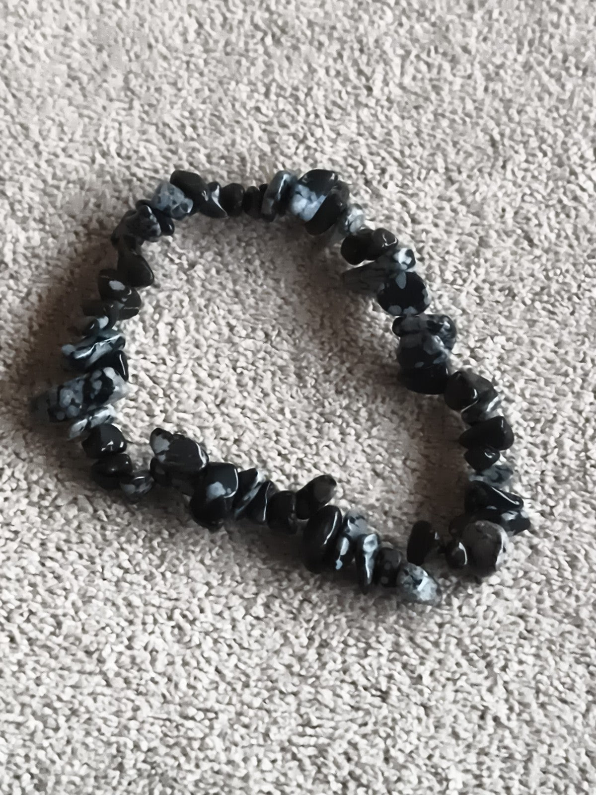 Bracelet pierres naturelles noir gris, galets irréguliers, perles élastique