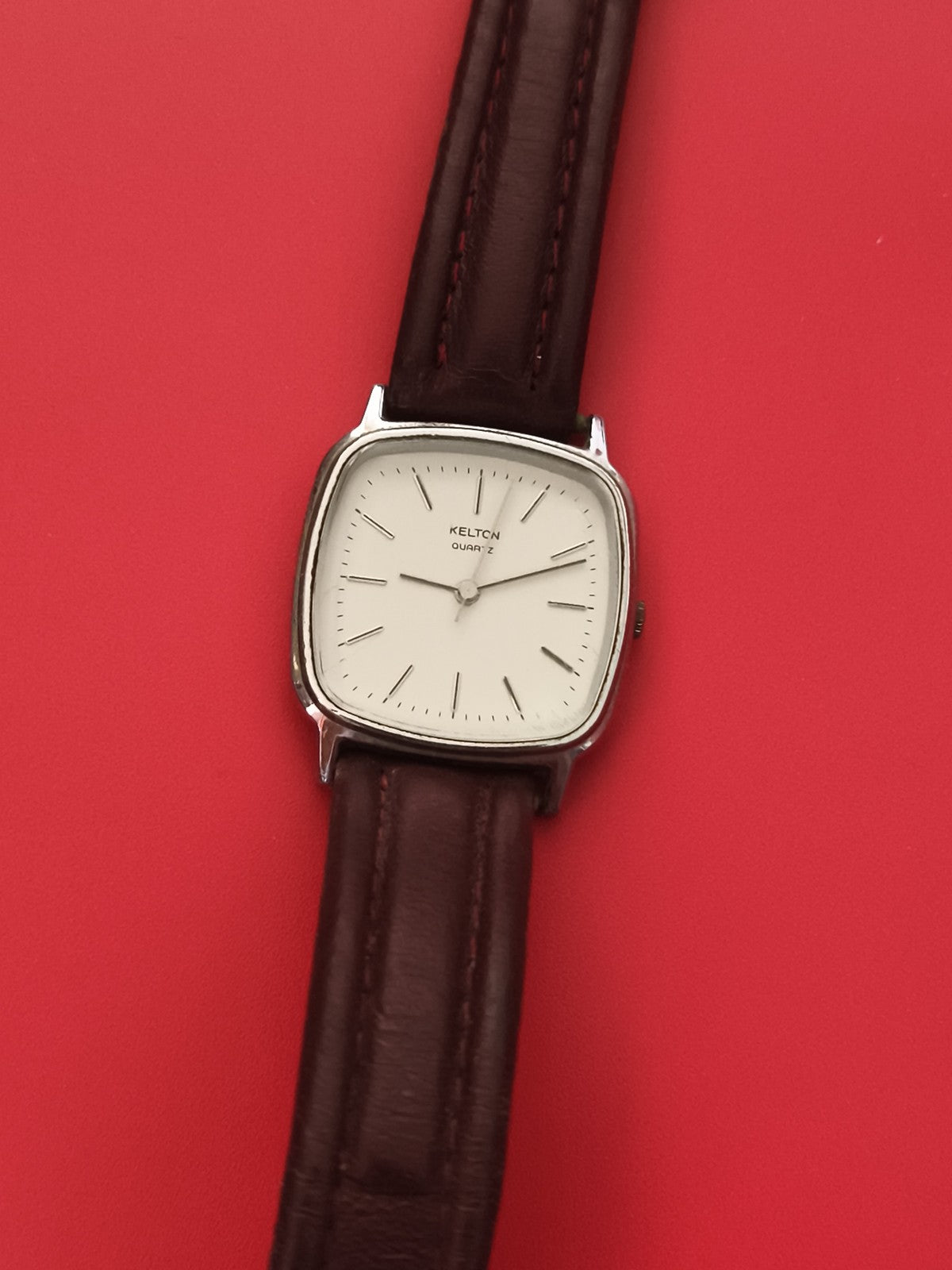 Montre vintage Kelton Quartz cadran blanc, boîtier carré, bracelet brun