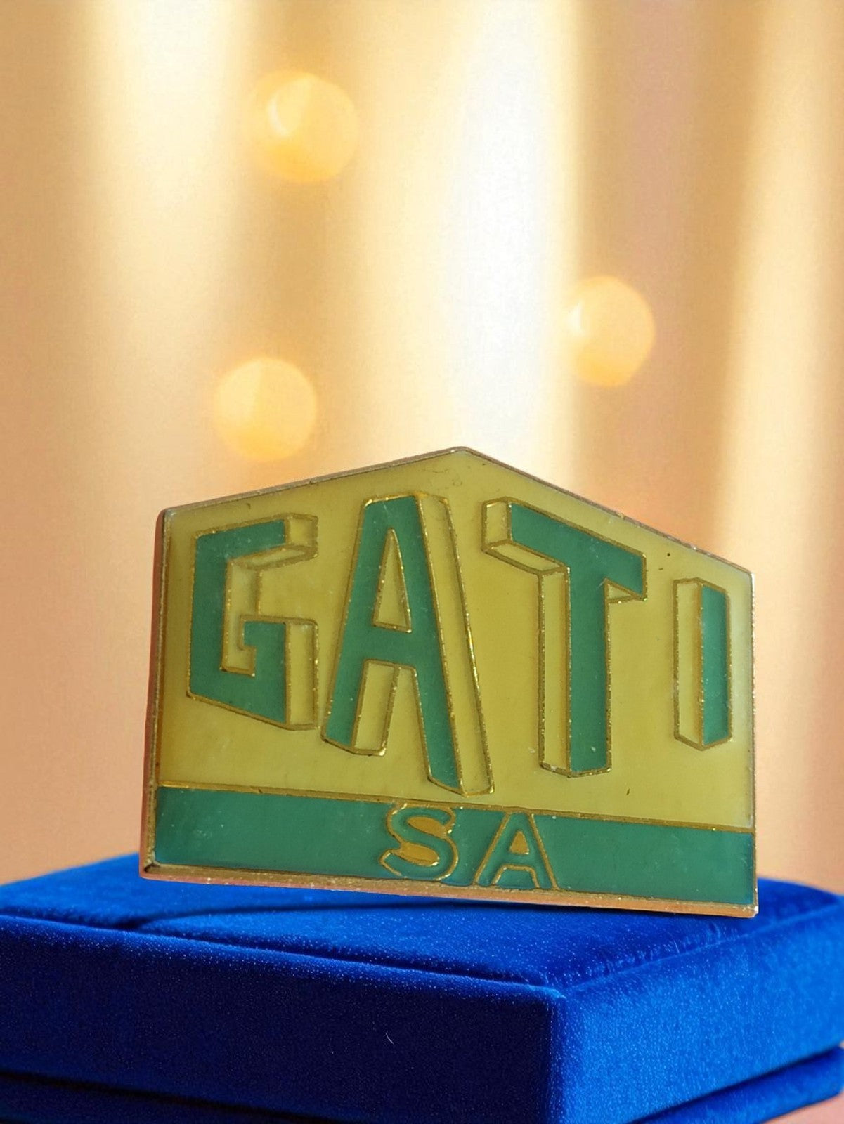 Pin's publicitaire vintage émail GATI SA années 80 jaune vert badge rétro