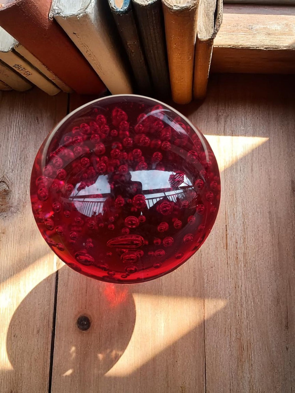 Presse-papiers boule vintage en verre rouge bullé sulfure déco bureau
