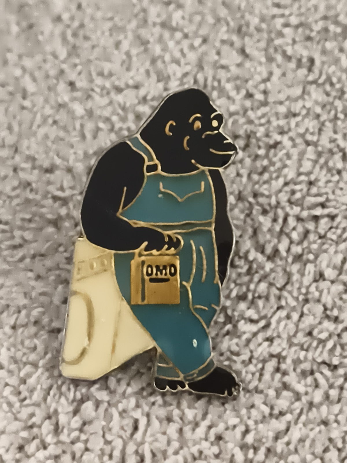 Pin's publicitaire vintage OMO gorille bleu lessive mascotte émaillé (Ref 8)