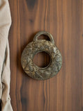 Pendentif vintage années 50 métal, forme ronde texturée, bijouterie rétro