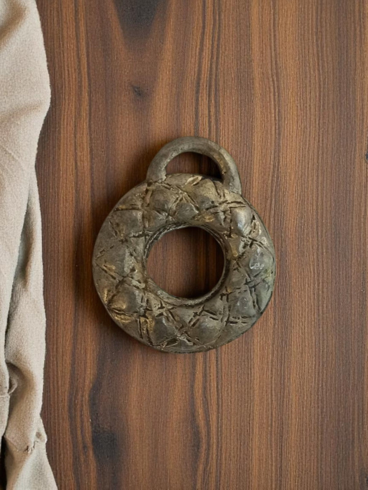 Pendentif vintage années 50 métal, forme ronde texturée, bijouterie rétro