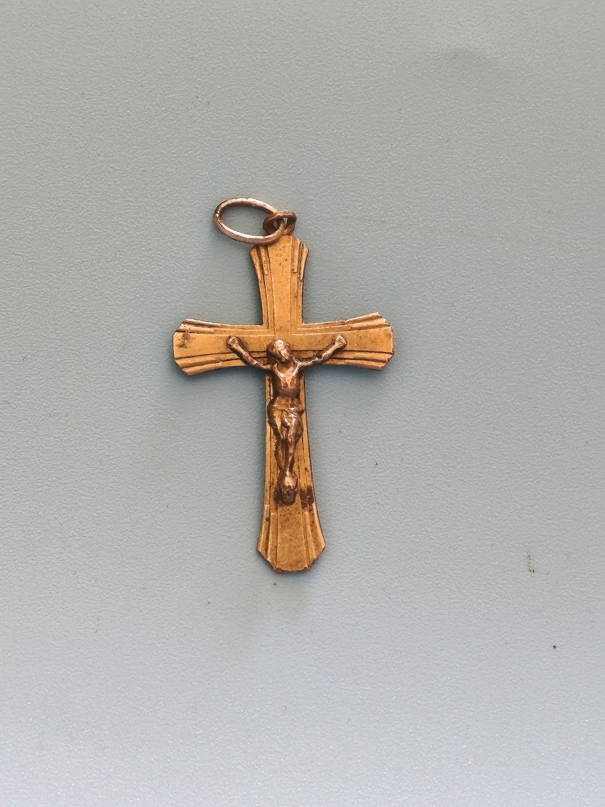 Vintage croix catholique ancienne petite, pendentif religieux plaqué or rétro