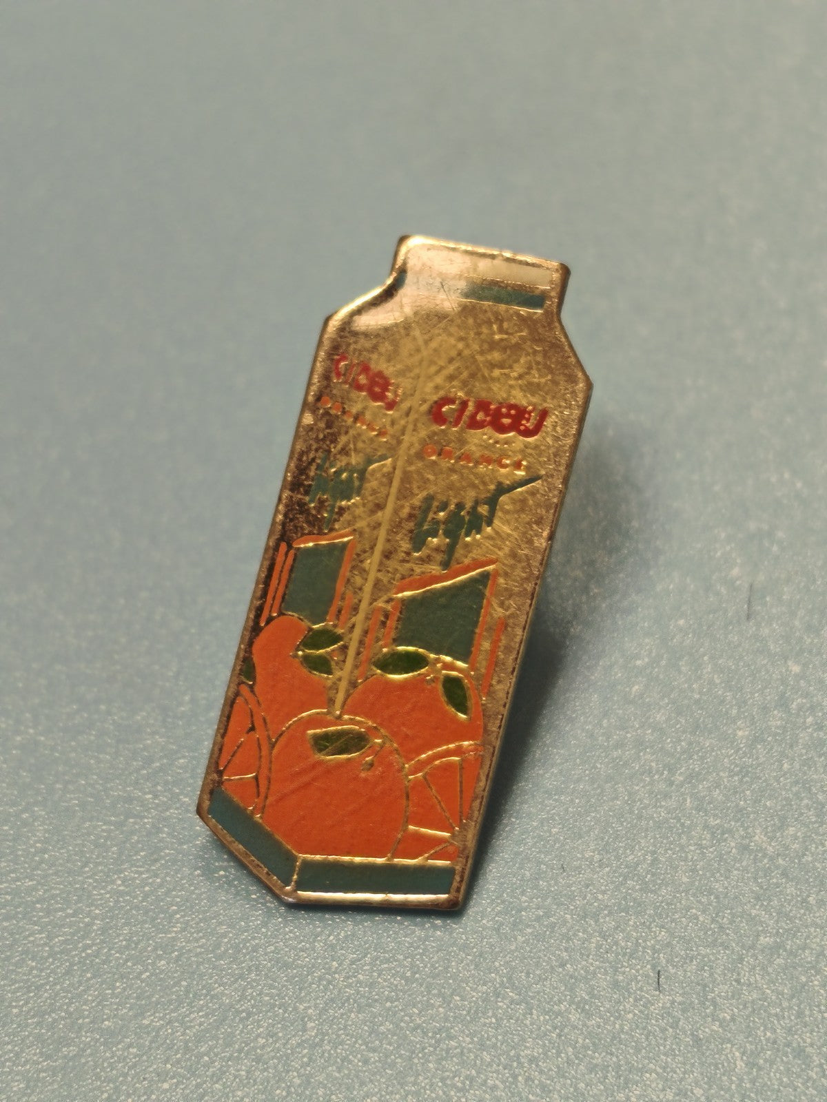 Vintage pin's cidou orange ancien, forme brique de jus, collection publicitaire