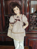 Poupée ancienne en porcelaine brune robe dentelle rétro déco vintage