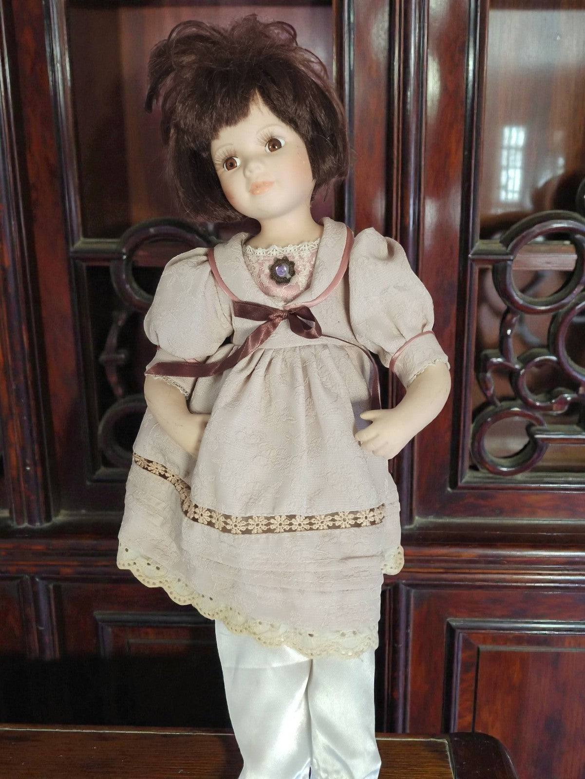 Poupée ancienne en porcelaine brune robe dentelle rétro déco vintage
