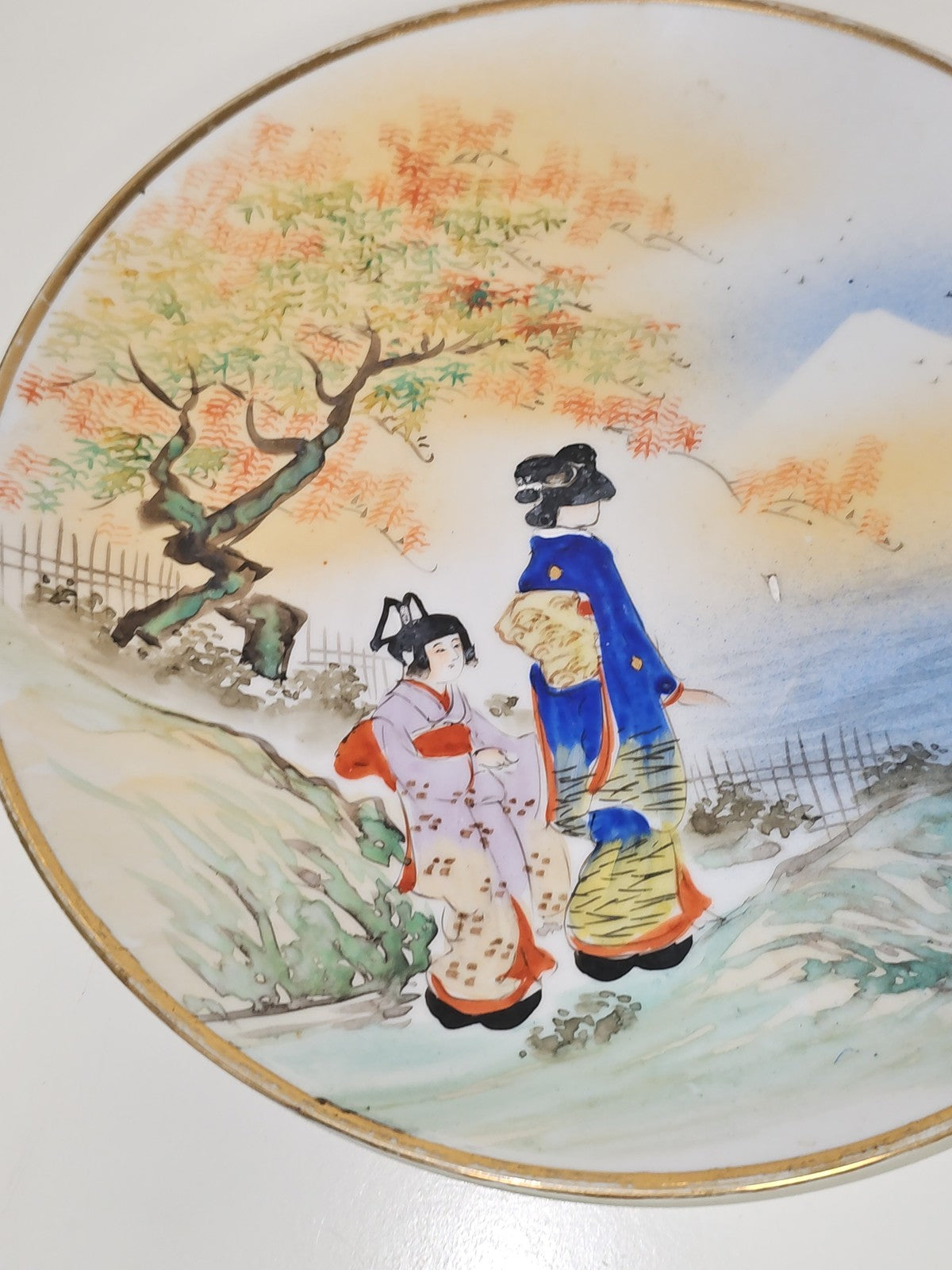 Assiette ancienne japonaise en porcelaine peinte main, geisha, signée, filet or,