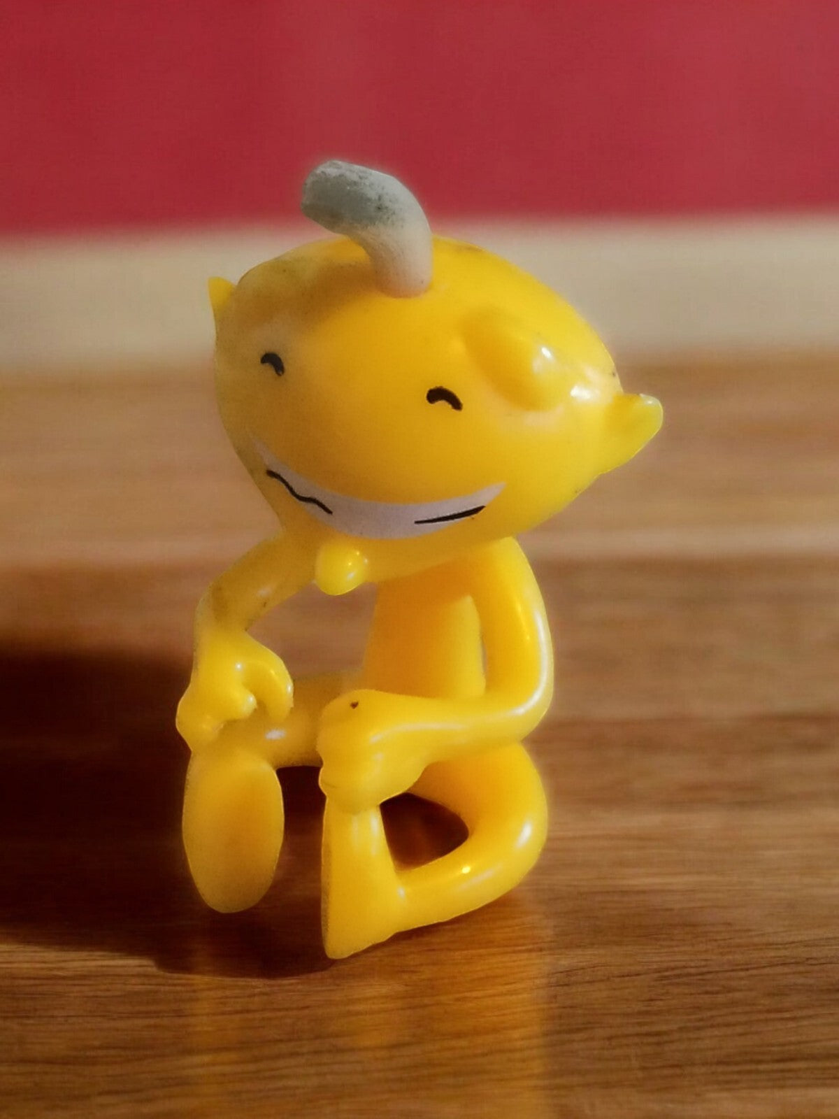 Figurine vintage Kinder Surprise jaune rétro, personnage assis rare