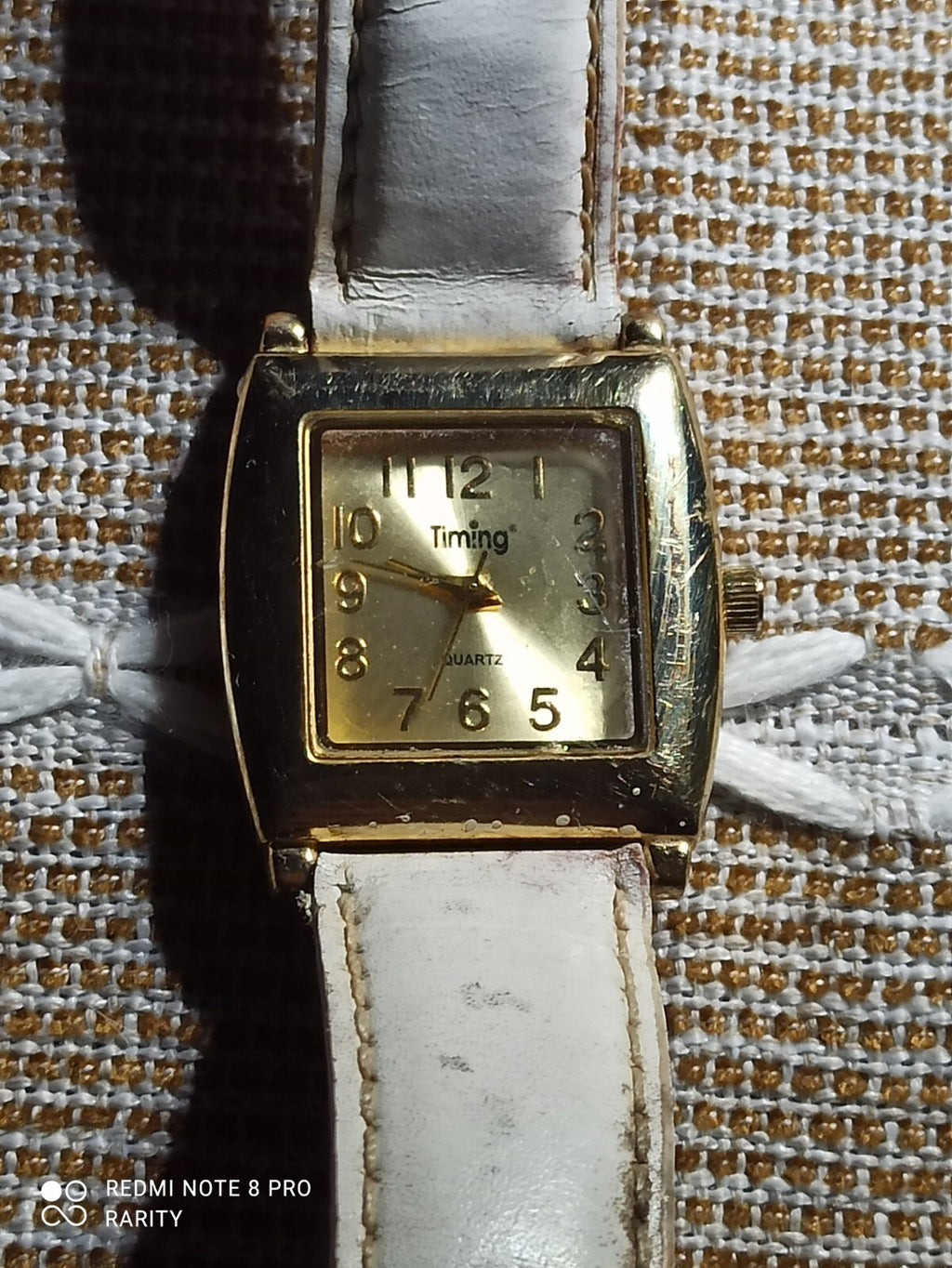 Montre femme Timing vintage, cadran doré, bracelet blanc, à réparer
