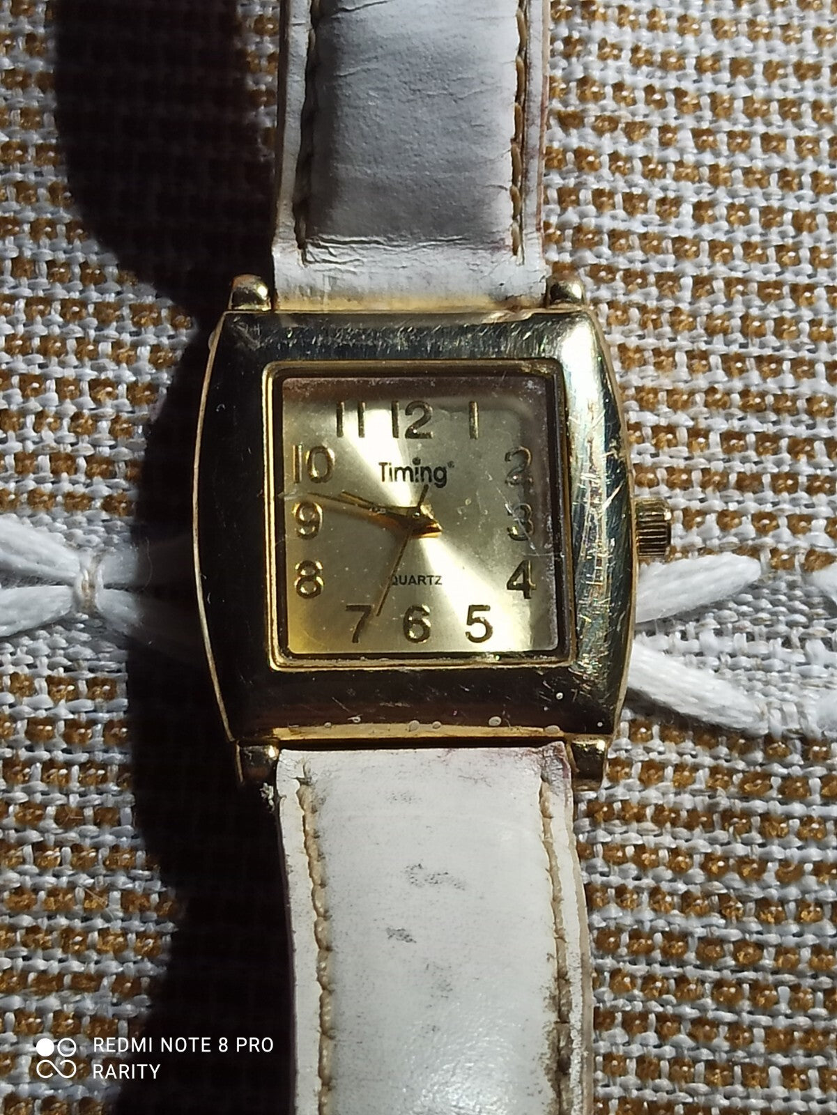 Montre femme Timing vintage, cadran doré, bracelet blanc, à réparer