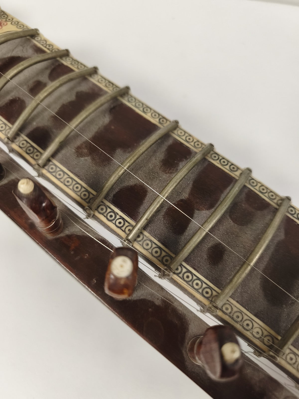 Esraj ancien indien bois et peau, décor gravé, cordes sympathiques