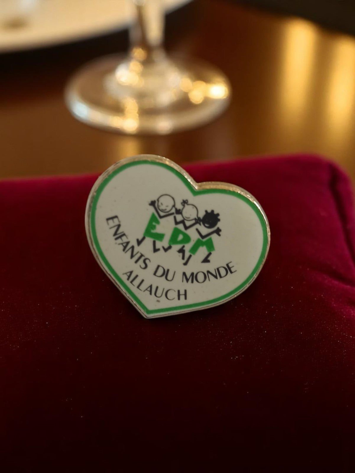 Pin's vintage cœur Enfants du Monde Allauch – badge rétro associatif