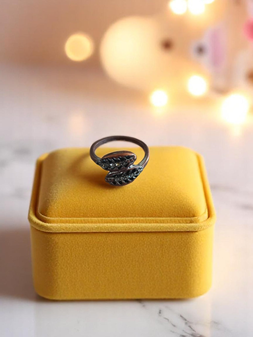 Bague vintage fantaisie noire motif feuilles, taille 52, style rétro chic