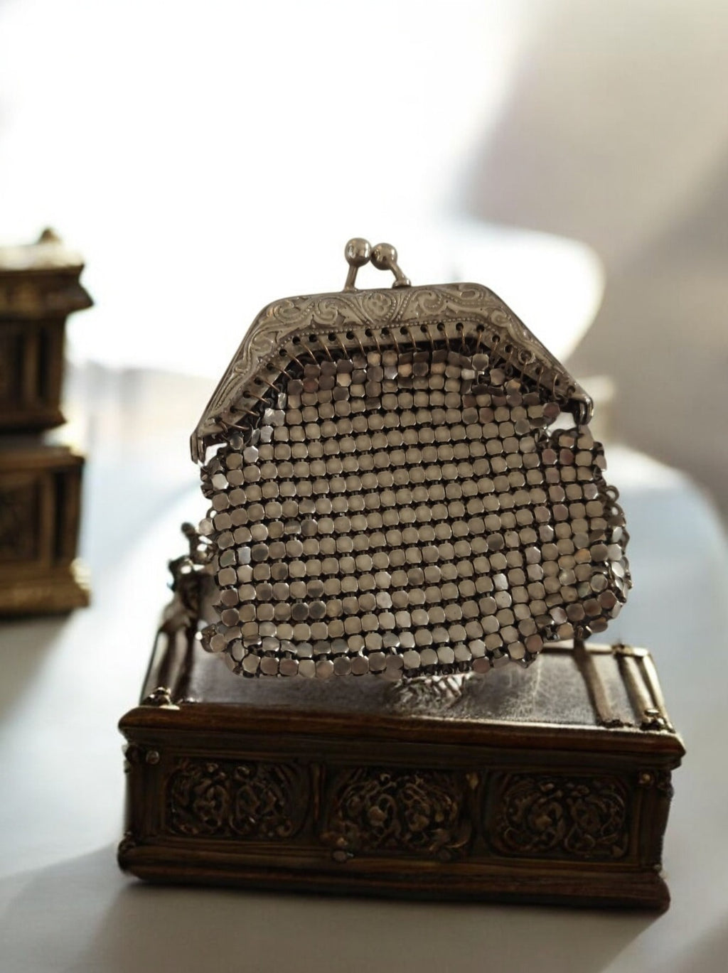 Porte-monnaie ancien en métal maillé, fermoir gravé, vintage art déco