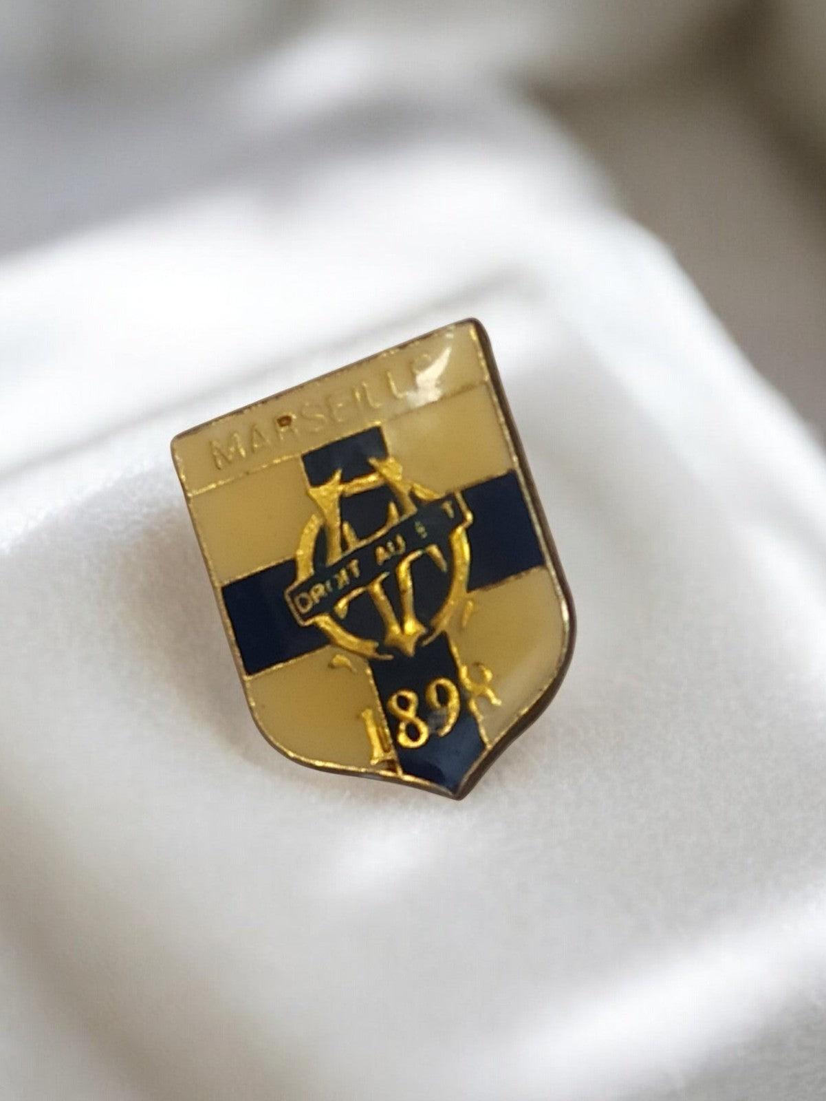 Pin's ancien Olympique de Marseille 1899 vintage blason rétro OM football